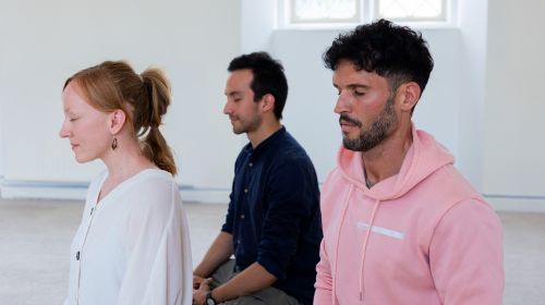 3 personnes qui méditent le weekend pour apaiser leur stress et les ruminations
